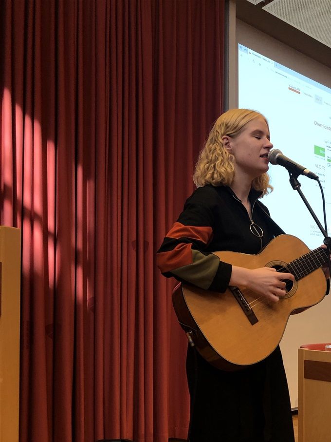 Hildur Höglind spelar och sjunger egna skrivna låtar, under suicidpreventiva dagen, 2020(2019)